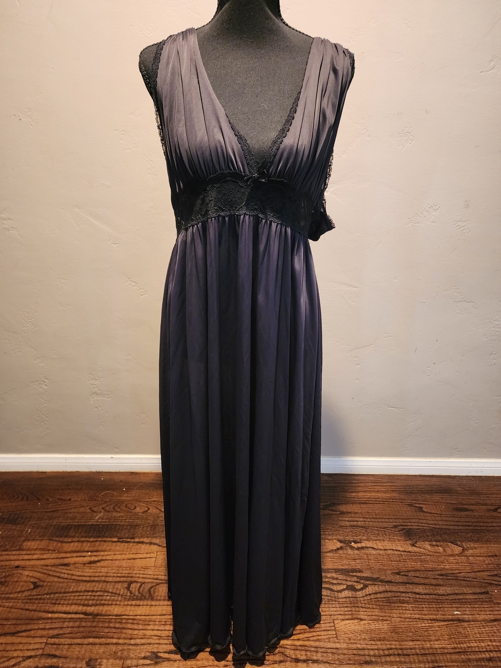 VTG Miss Elaine Black Lace-Trim Sleeveless Nightdress